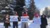 Участники акции протеста против запрета абортов 