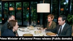 Takimi i kryeministrit të Kosovës, Albin Kurti, me drejtuesit e partisë Guxo, Donika Gërvalla dhe Faton Peci, dhe me kryetaren e Alternativës, Mimoza Kusari-Lila.