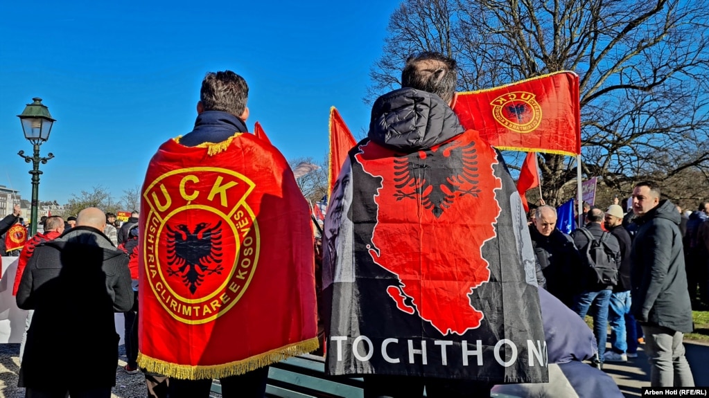 Në ditën kur nisi gjykimi kundër ish-krerëve të UÇK-së, qytetarë nga Kosova dhe diaspora kanë protestuar në Hagë.