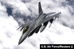 Американский истребитель F-16. Предоставления самолетов этого типа долго добивалась Украина