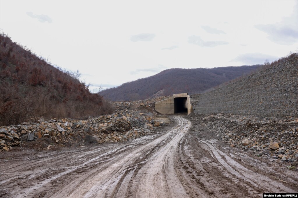 Në vitin 2018, është thënë se kjo autostradë, buxhetit të Kosovës, do t’i kushtojë 87 milionë euro. Por, në Ligjin për ndarje buxhetore të këtij viti, thuhet se vlera totale e kësaj autostrade është rreth 129 milionë euro.
