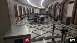  „ Зоната за медии “ в новата остаряла постройка на Народното събрание. 