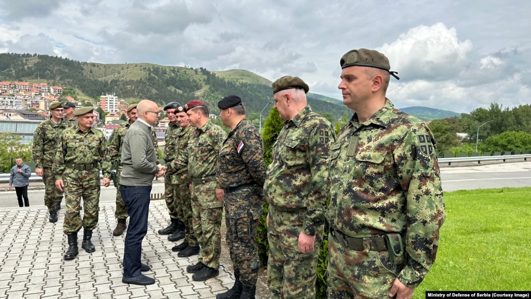 Ministar odbrane Miloš Vučević u obilasku vojnog garnizona u Raški, u blizini granice sa Kosovom, 31. maj 2023.
