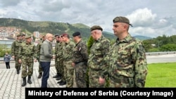 Ministri serb i Mbrojtjes, Millosh Vuçeviq gjatë një vizite në Rashkë, afër kufirit me Kosovën, më 31 maj 2023.
