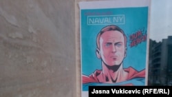Poster Alekseja Navaljnog na jednoj stambenoj zgradi u Budvi, 1.mart 2024.