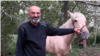 Cum au reușit să evadeze din Nagorno-Karabah „Bunicul” și calul său „Buian” 