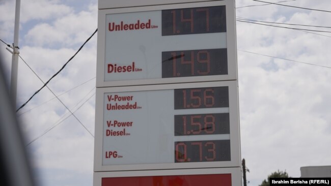 Çmimet e derivateve të naftës në një pikë karburantesh në Kosovë.