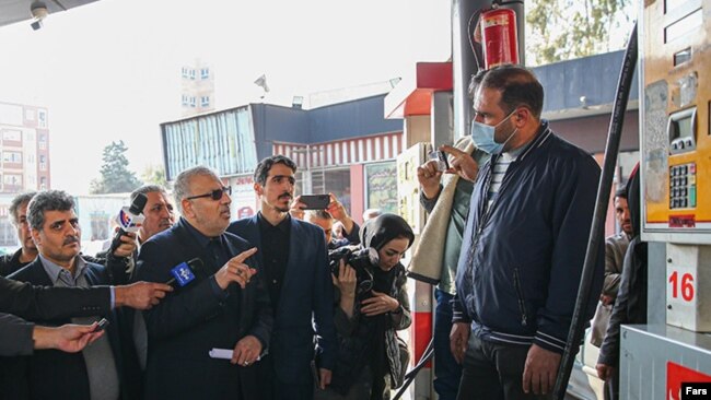 جواد اوجی، وزیر نفت جمهوری اسلامی، در یک پمپ بنزین در تهران پس از «حمله سایبری» روز ۲۷ آذر