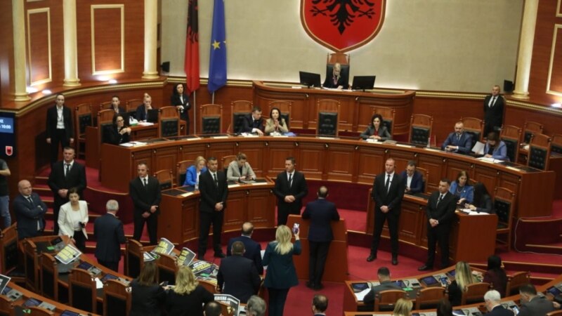 Kuvendi shqiptar ratifikon marrëveshjen me Italinë për emigrantët
