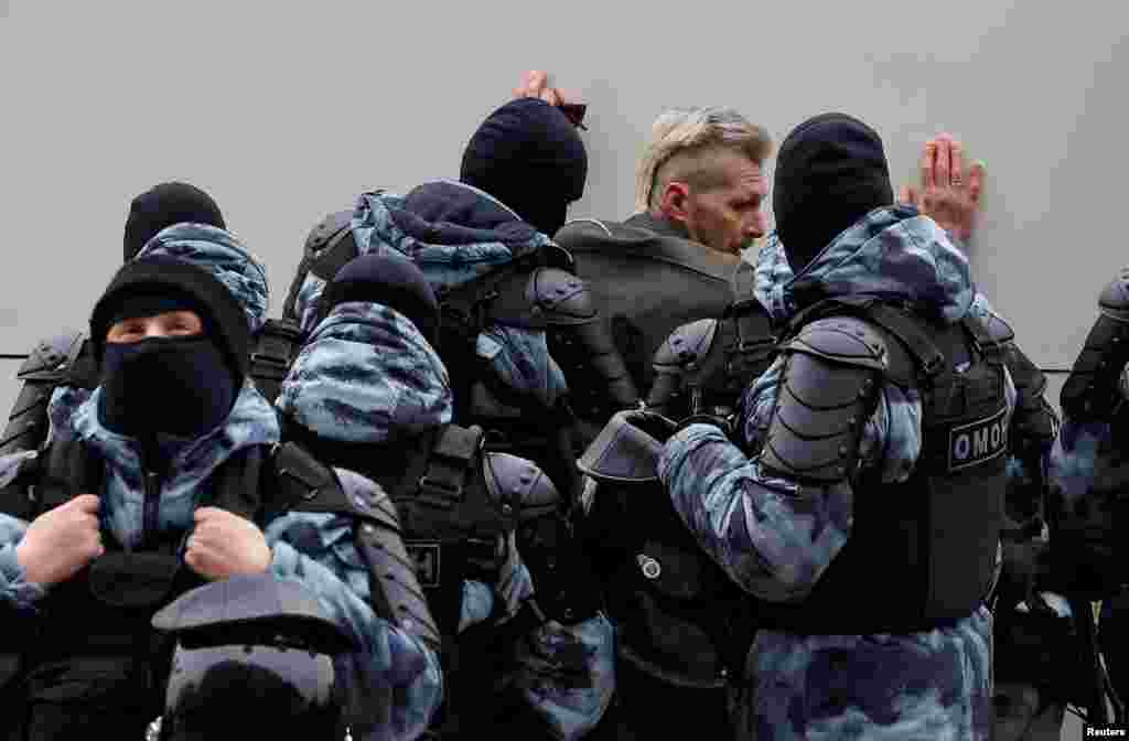 Российские силовики задерживали людей у Борисовского кладбища среди тех, кто хотел проститься с Алексеем Навальным