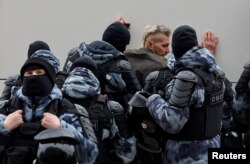 Полицаи задържат мъж в близост до Борисовското гробище в Москва, където се проведе погребението на Навални. 1 март 2024 г.