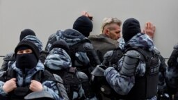 Forca të sigurisë duke e ndaluar një person që ka marrë pjesë në organizimet për t’i dhënë lamtumirën e fundit Aleksei Navalnyt.