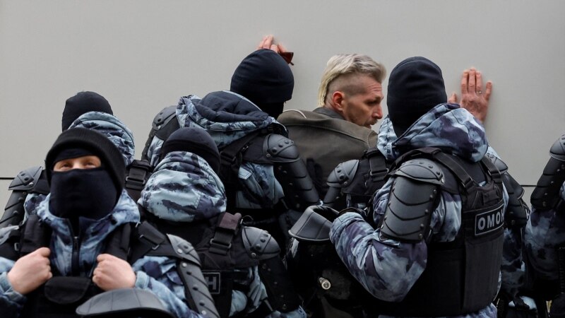 Москвада Навальныйды эскерүүгө катышкандар арасынан кеминде төрт киши кармалды