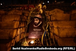 Пам’ятний знак першому убитому учаснику Революції гідності Сергію Нігояну. 10 років початку Революції Гідності. Майдан Незалежності, Київ, 21 листопада 2023 року