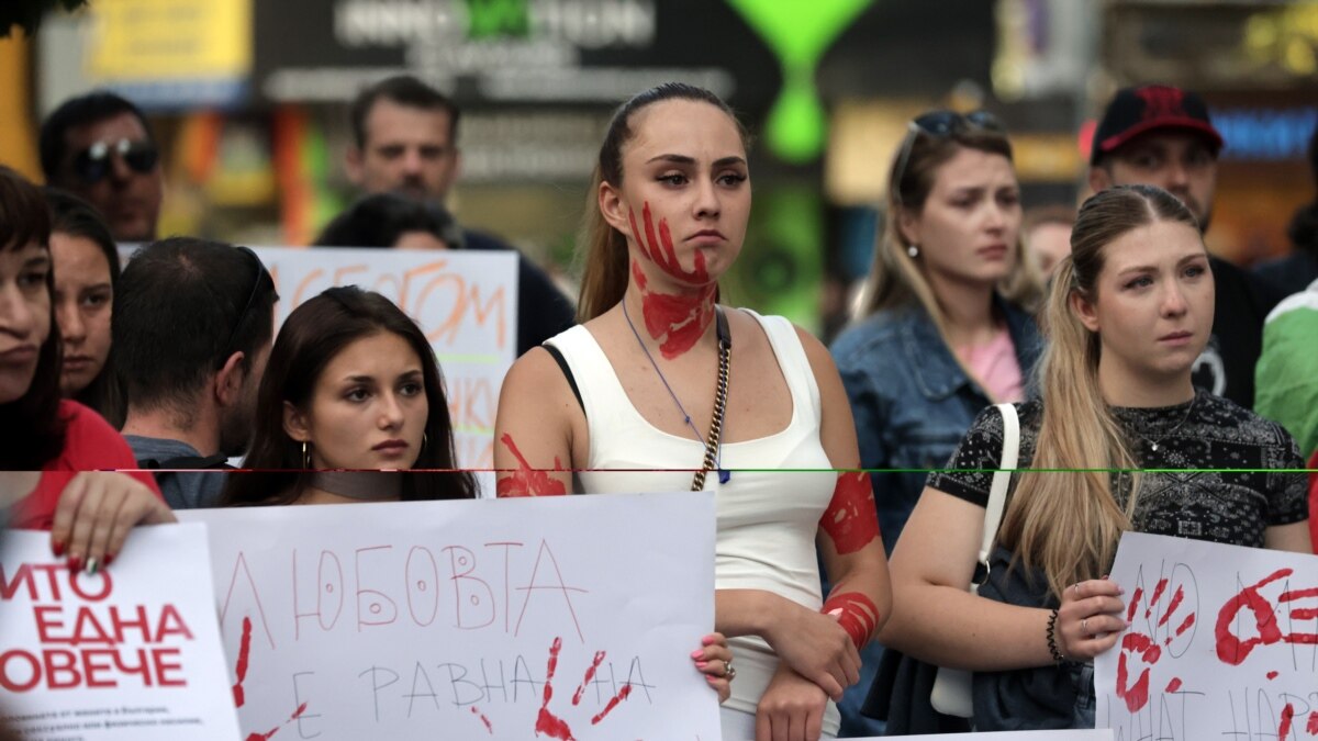 В сряда за втори път стотици хора се събраха пред