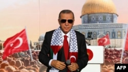 اردوغان با چفیهٔ پرچم ترکیه و فلسطین روی آن در گردهمایی همبستگی با فلسطینی‌ها حاضر شد