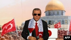Түркиянын президенти Режеп Тайып Эрдоган Газадагы палестиналыктарга тилектештик үчүн уюштурган митингде сахнада турат. Стамбул. 28-октябрь, 2023-жыл.