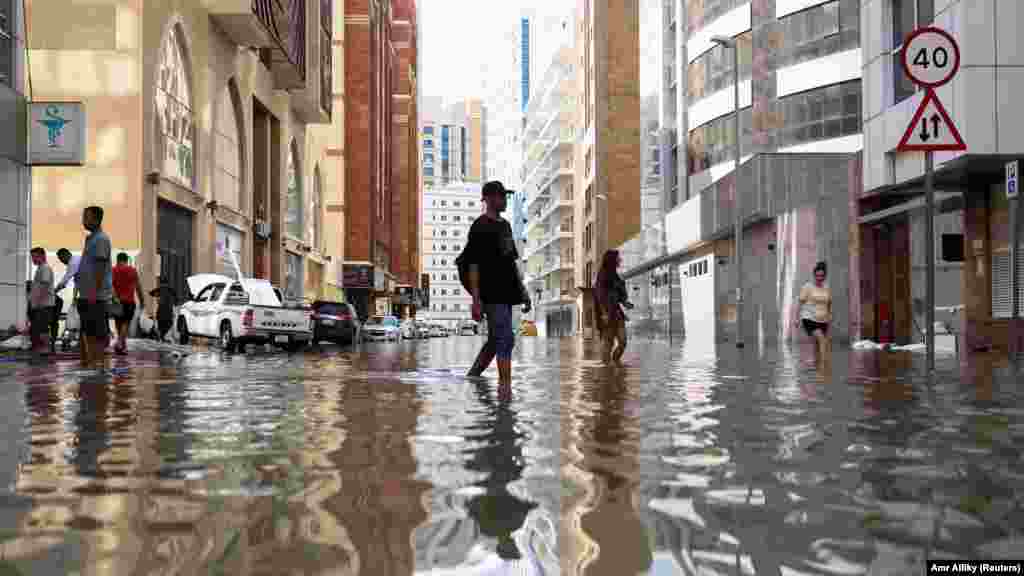 Az Egyesült Arab Emírségekben rekordmennyiségű csapadék hullott: az országos meteorológiai központ szerint kevesebb mint huszonnégy óra alatt 254 mm eső esett el-Ajnban, az Egyesült Arab Emírségek és Omán határán fekvő városban. A helyi média beszámolója szerint egy idős emirátusbeli férfi meghalt, amikor járművét elöntötte a villámárvíz. A szomszédos Ománban tizenkilenc ember halt meg, köztük iskolás gyerekek