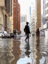 Një burrë duke ecur drejt makinave të bllokuara në ujërat e përmbytjeve të shkaktuara nga shiu i dendur në Dubai, Emiratet e Bashkuara Arabe, 17 prill 2024.<br />
<br />
Punonjësit e ekipeve emergjente filluan të pastronin rrugët pasi një stuhi e rrallë shkaktoi përmbytje në Emiratet e Bashkuara Arabe.<br />
&nbsp;