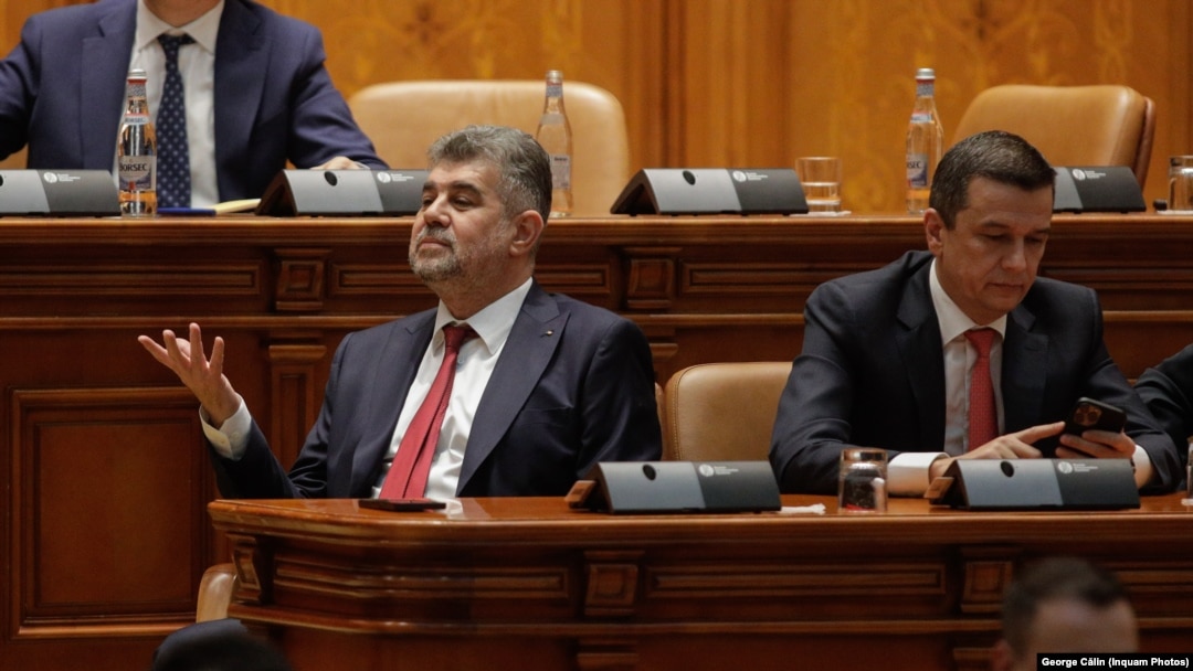 Prim-ministrul PSD Marcel Ciolacu (stânga), împreună cu fostul premier PSD, Sorin Grindeanu, actual ministru al Transporturilor, în Parlament, la adoptarea bugetului pe anul 2024