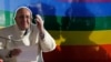 Колаж със снимки на папа Франциск и знамето на ЛГБТ общността