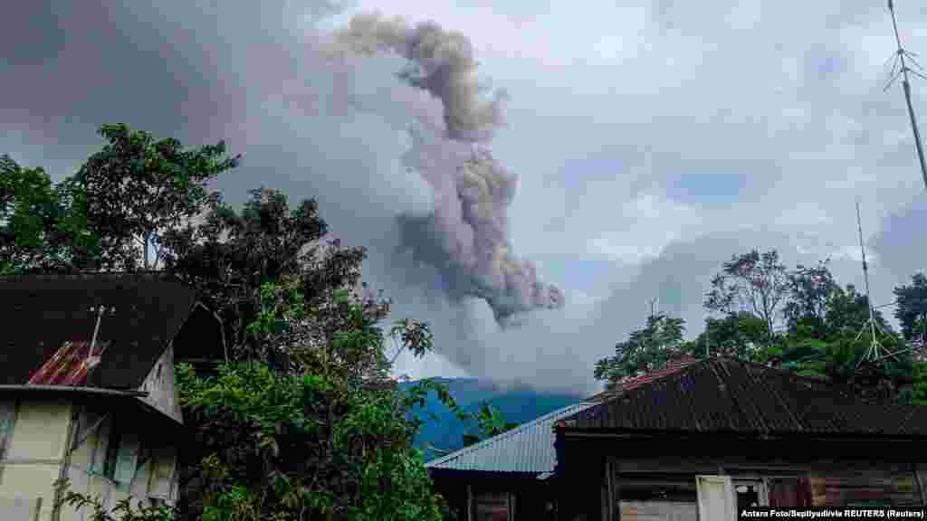 Tizenegy túrázót holtan találtak, tizenkét másik eltűnt az indonéziai Marapi-vulkán kitörése után &ndash; közölték az indonéz hatóságok.&nbsp;A Marapi lejtőin mintegy ezernégyszáz ember él Rubáj és Gobah Cumantiang településen, a legközelebbi falvakban, amelyek mintegy öt-hat kilométerre vannak a csúcstól