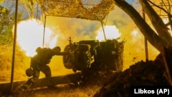 Українські військові ведуть вогонь по позиціях російських сил біля Бахмута, липень 2023 року