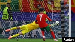 SOCCER-EURO-POR-SVN/REPORT