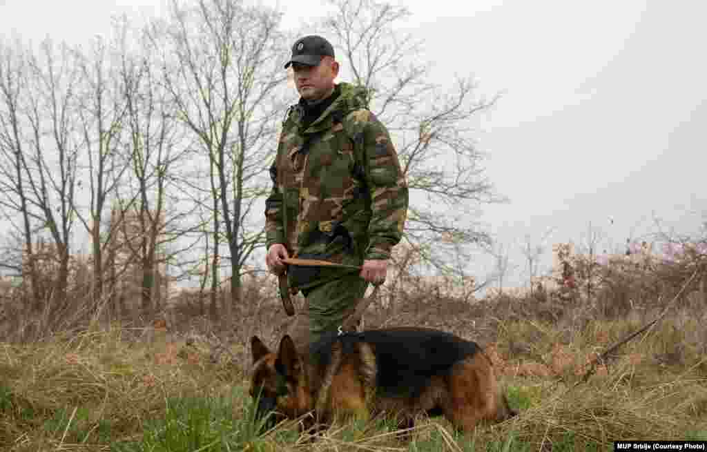 U saopštenju se građani pozivaju da, ukoliko imaju bilo kakve informacije, odmah obaveste policiju na broj 192.