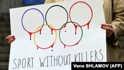 Плакат під час акції проти участі спортсменів Росії та Білорусі в Олімпіаді 2024 року через війну в Україні, Тбілісі, Грузія, 26 березня 2023 року 