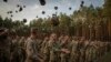 Војниците го слават крајот на обуката во воена база во близина на Киев, 25 септември 2023 година.