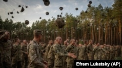 Војниците го слават крајот на обуката во воена база во близина на Киев, 25 септември 2023 година.