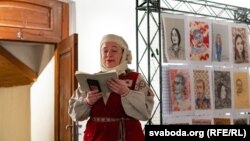 Ксіша Анёлава на акдрыцьці сваёй выставы ў Вільні, 21 лістапада 2023