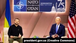 Presidenti i Ukrainës, Volodymyr Zelensky, dhe presidenti i SHBA-së, Joe Biden, gjatë takimit në samitin e NATO-s në Uashington, më 11 korrik, 2024.