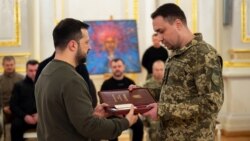 Volodimir Zelenski Kirill Budanovu "Qızıl Ulduz" ordeni ilə təltiv edir. 9 fevral, 2024-cü il