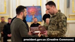 Volodimir Zelenski Kirill Budanovu "Qızıl Ulduz" ordeni ilə təltif edir. 9 fevral, 2024-cü il