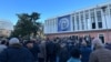 Mbështetësit e Sali Berishës duke protestuar para zyrës së PD-së në Tiranë, 27 dhjetor 2023 