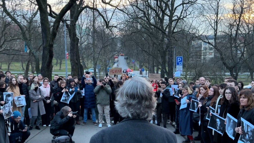 Proteste tăcute în fața sediilor Ambasadei Rusiei din întreaga lume în memoria lui Alexei Navalnîi