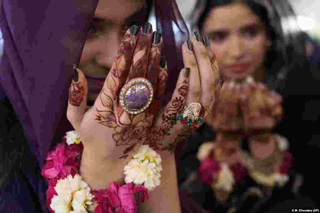 At the historical Badshahi mosque in Lahore, Pakistan, many Muslim girls had their hands decorated with henna.