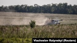 Українські військовослужбовці їдуть на самохідній гаубиці М109 у Донецькій області, 7 серпня 2023 року