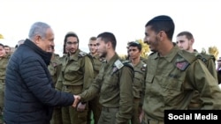 عکسی از دیدار بنیامین نتانیاهو با گردان «نِتسَح یهودا»، پیش از مطرح شدن اتهامات به اعضای آن