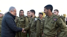 عکسی از دیدار بنیامین نتانیاهو با گردان «نِتسَح یهودا»، پیش از مطرح شدن اتهامات به اعضای آن