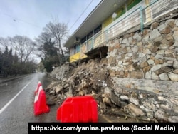 Подпорная стена в Ялте, разрушенная в результате шторма 26-27 ноября 2023 года