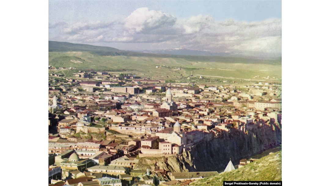Tbilisi - fotografie făcută undeva între 1909 și 1919. Turla înaltă a Bisericii Evangheliei Roșii facea ca acestă construcție să iasă în evidență.