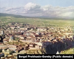 A photo of Tbilisi taken sometime between 1909 and 1915. With its distinctive tall dome, the Church of the Red Gospel can be seen directly in the center of the image.