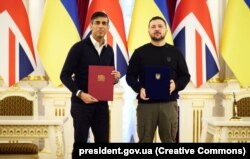 Риши Сунак и Владимир Зеленский в Киеве после подписания соглашения о взаимных гарантиях безопасности