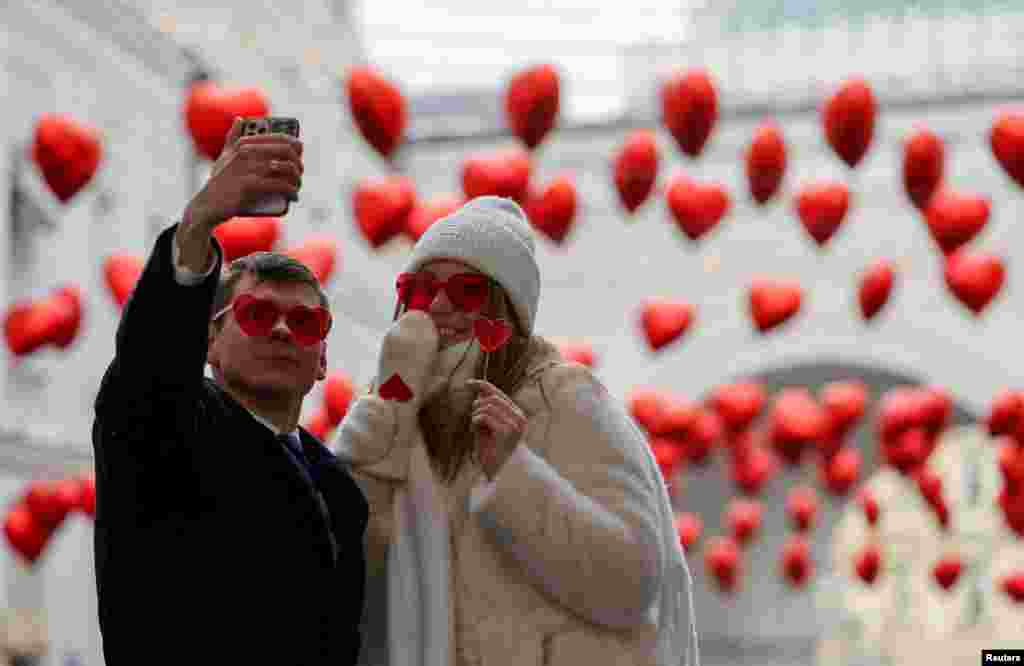 Par pozira za selfie u ukrašenoj ulici na Valentinovo u Moskvi, Rusija, 14. februara 2024.&nbsp;