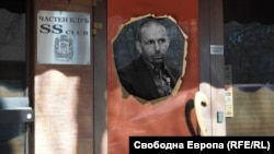 Колаж с кадър на убития Мартин Божанов-Нотариуса от разследване на Антикорупционния фонд на фона на частния клуб за магистрати, за който свидетели твърдят, че е контролиран от него в продължение на години.