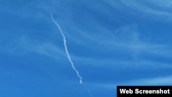 Инверсионные следы в небе, предположительно от работы ПВО / Иллюстративное фото