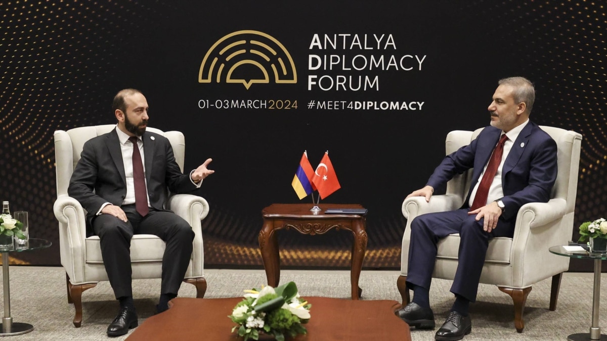 Turkish and Armenian foreign ministers speak again